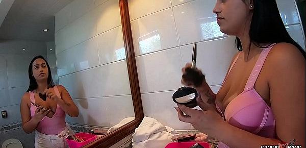  A novinha da bunda gigante dá uma entrevista enquanto faz sua maquiagem - Stella Smeets
